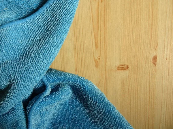 木背景上的蓝色超细纤维毛巾 — 图库照片