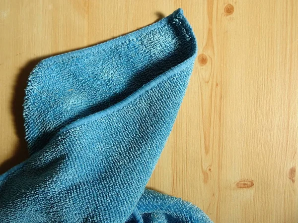 Niebieski Ręcznik Mikrofibry Podłoże Drewniane — Zdjęcie stockowe