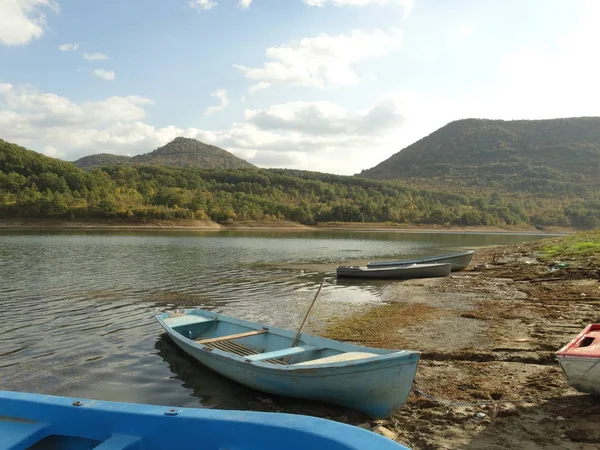 Βάρκες Στην Ακτή Του Ταμιευτήρα Tsonevo Βουλγαρία — Φωτογραφία Αρχείου