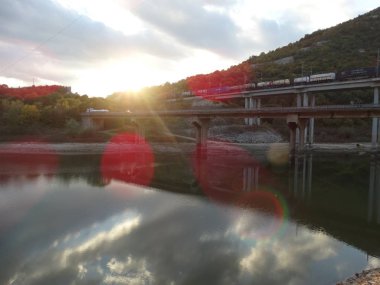 Tsonevo su deposu, Bulgaristan, gün batımında