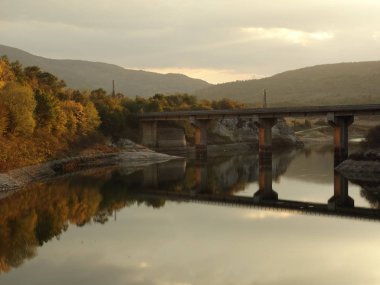 Tsonevo su deposu, Bulgaristan, gün batımında