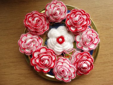 Güzel kırmızı ve beyaz çiçek örgü