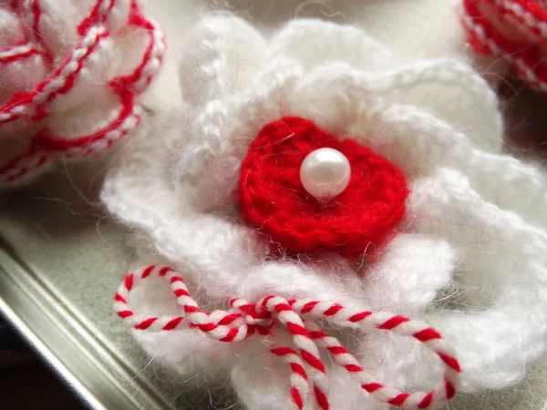 Beautiful Red White Knitted Flowers — Stock Photo, Image