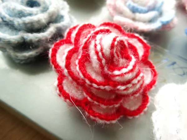 Beautiful Red White Knitted Flower — Stock Photo, Image