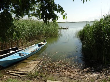 Mavi gemi bir göl kenarı