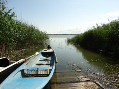 Mavi gemi bir göl kenarı