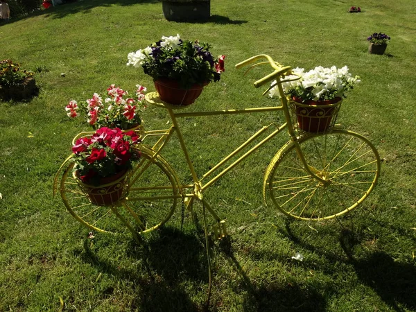 Ozdoba Ogrodu Rower Vintage Żółty — Zdjęcie stockowe