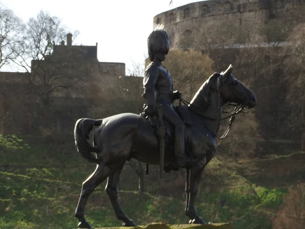 Статуя Всадника Фоне Эдинбургского Замка — стоковое фото