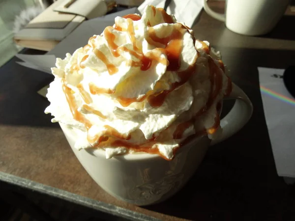 Cappuccino Delicioso Com Muito Creme Caramelo Caneca Branca — Fotografia de Stock
