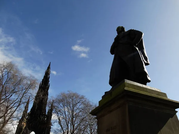 Памятник Эдинбургу Фоне Голубого Неба — стоковое фото