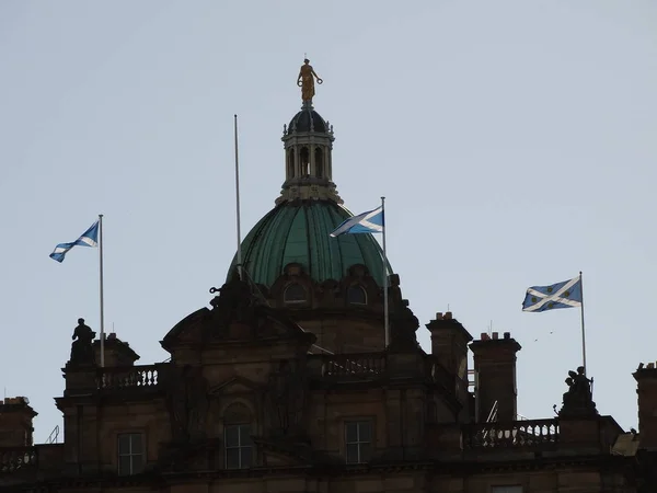 Купол Банка Шотландии Шотландскими Национальными Флагами — стоковое фото