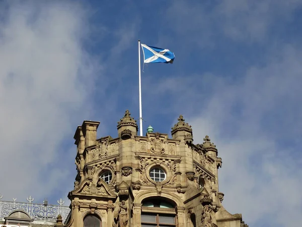 Шотландский Национальный Флаг Руде Старого Здания — стоковое фото