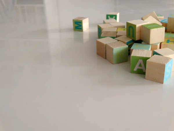 Renkli ahşap küpleri yazılı alfabesi