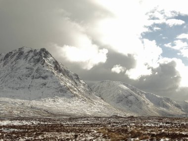 Glencoe karla kaplı dağ