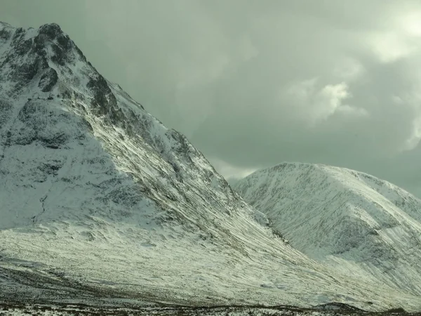 Glencoe karla kaplı dağ