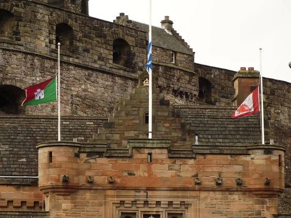 Эдинбургский Старый Замок Флагами — стоковое фото