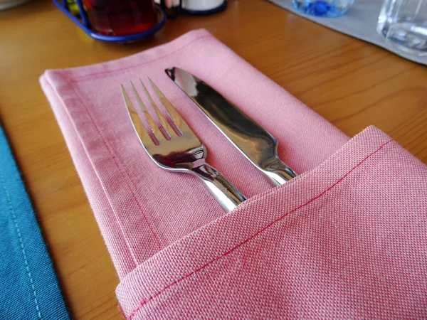 Talheres Restaurante Com Tecido Rosa Serviette — Fotografia de Stock
