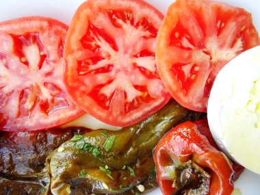 Beyaz peynir, domates ve Marine Roaste Bulgar salatası