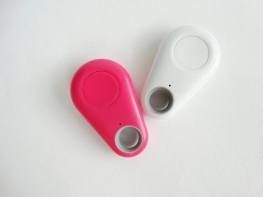 Pembe ve beyaz anahtar bulucu