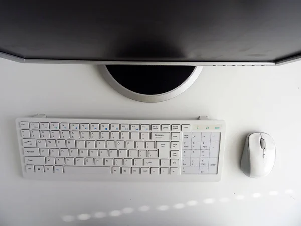 White Keyboard Monitor Desk — 스톡 사진