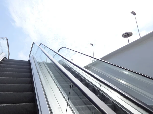 Widok Zewnątrz Modern Escalator — Zdjęcie stockowe