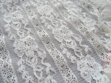 Beyaz elbise dantel yakın çekim