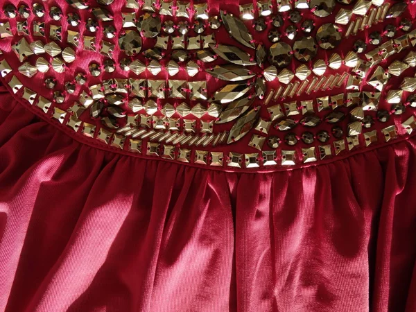 舞蹈粉红色的女人布与金属元素 — 图库照片