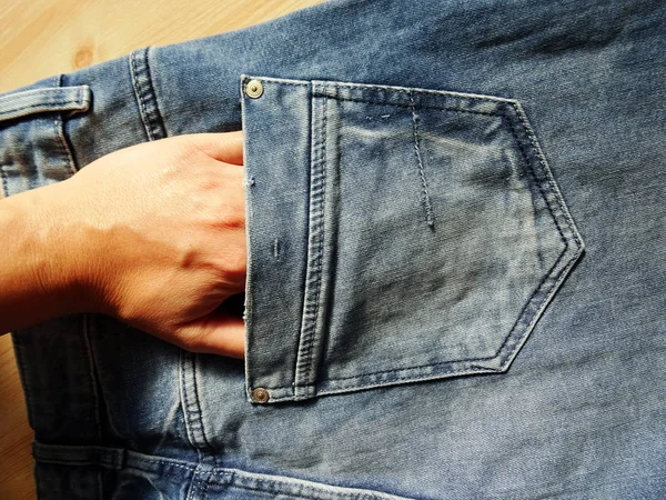 Hand Der Gesäßtasche Einer Klassischen Blauen Jeans — Stockfoto
