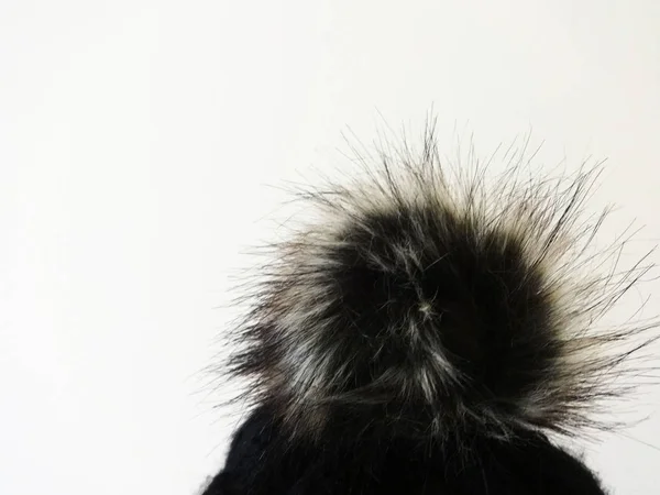 Siyah Kış Şapka Topa Kabartmak — Stok fotoğraf