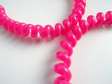Beyaz arka plan üzerinde pembe silikon Hairbands izole