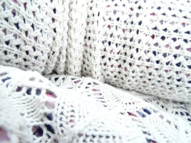 Modern büyük delikli beyaz bluz örme