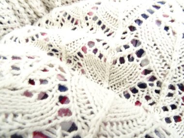 Modern büyük delikli beyaz bluz örme