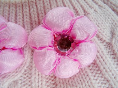 Örme kışın parlak beyaz taşlı pembe çiçek aksesuarlar