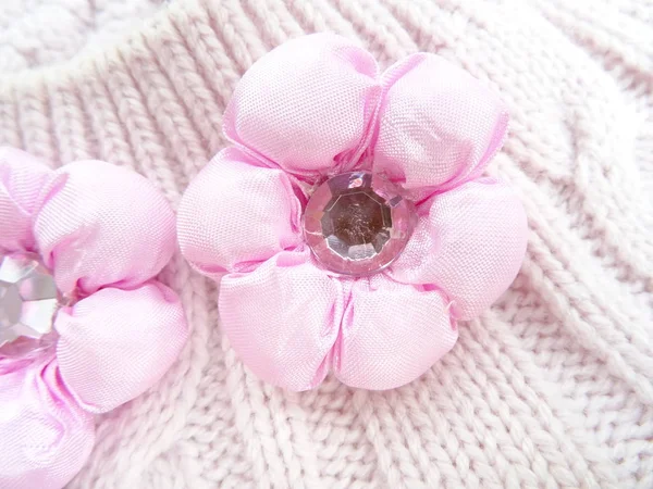 Acessórios Flor Rosa Com Pedra Branca Brilhante Inverno Malha — Fotografia de Stock