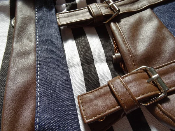 Black White Stripe Tas Met Bruin Leder Buckles — Stockfoto