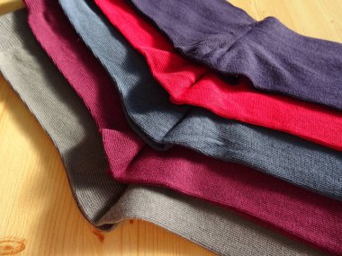 Farklı renklerde yeni çorap