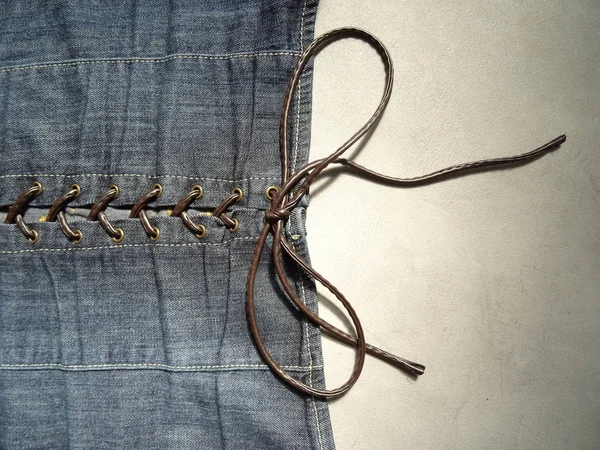 Sexy Vrouw Jeans Doek Met Bruin Lederen Veters — Stockfoto
