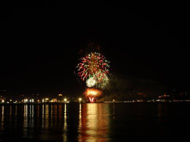 Deniz suyu yansıtan havai fişek
