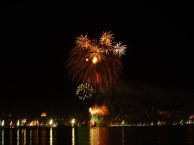 Deniz suyu yansıtan havai fişek