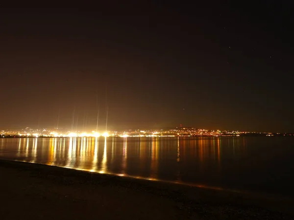 Luzes Cidade Refletindo Água Mar — Fotografia de Stock