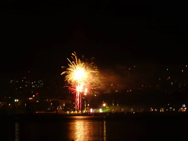 Fogos Artifício Refletindo Água Mar — Fotografia de Stock