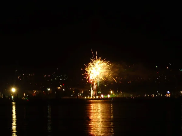 Fogos Artifício Refletindo Água Mar — Fotografia de Stock