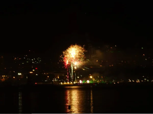 Fogos Artifício Refletindo Água Mar — Fotografia de Stock