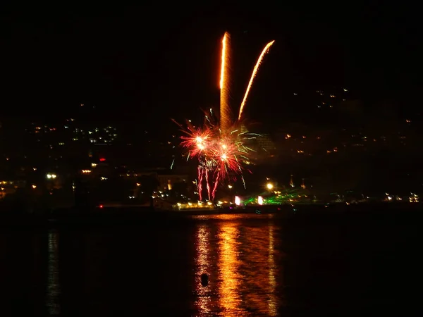 Fogos Artifício Refletindo Água Mar — Fotografia de Stock