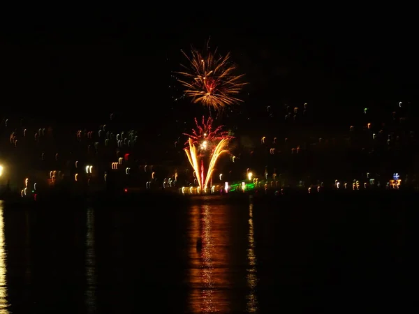 Fogos Artifício Refletindo Água Mar — Fotografia de Stock