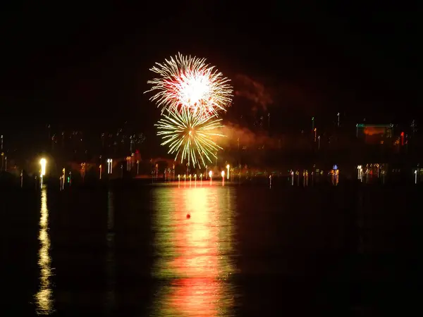 Feuerwerk Reflektiert Meerwasser — Stockfoto