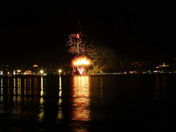 Feuerwerk Reflektiert Meerwasser — Stockfoto