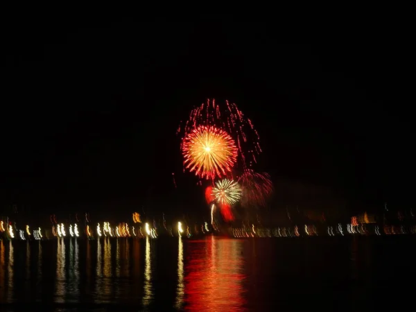 Fogos Artifício Refletindo Água Mar — Fotografia de Stock