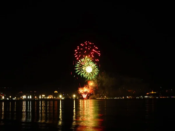 Firework Reflecting Sea Water — Stock Photo, Image