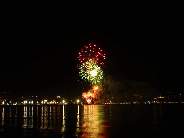 Fogos Artifício Refletindo Água Mar — Fotografia de Stock